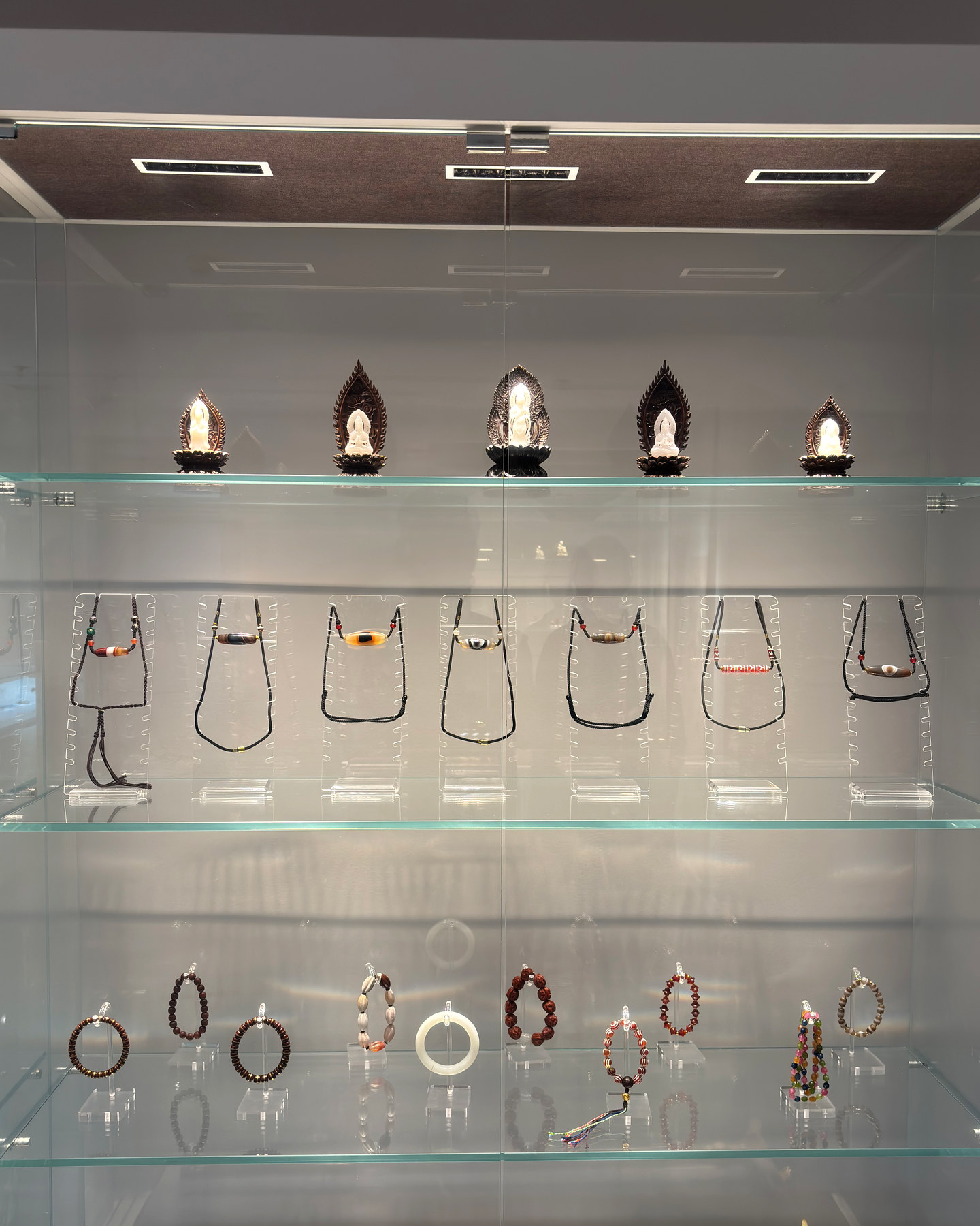 Beads and portable objects on display