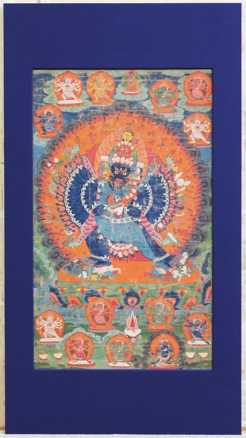 西藏唐卡中的大威德金刚与明妃,周围有展开手臂、火焰与尊众